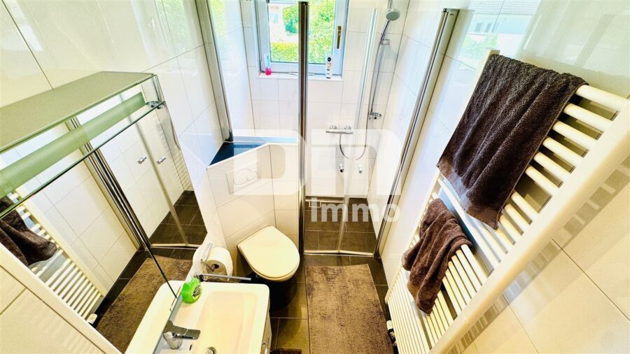 Gepflegte Doppelhaushälfte am Rüsteberg mit Panoramablick über Kassel mit Garten und Stellplatz - EG Badezimmer Dusche ebenerdig